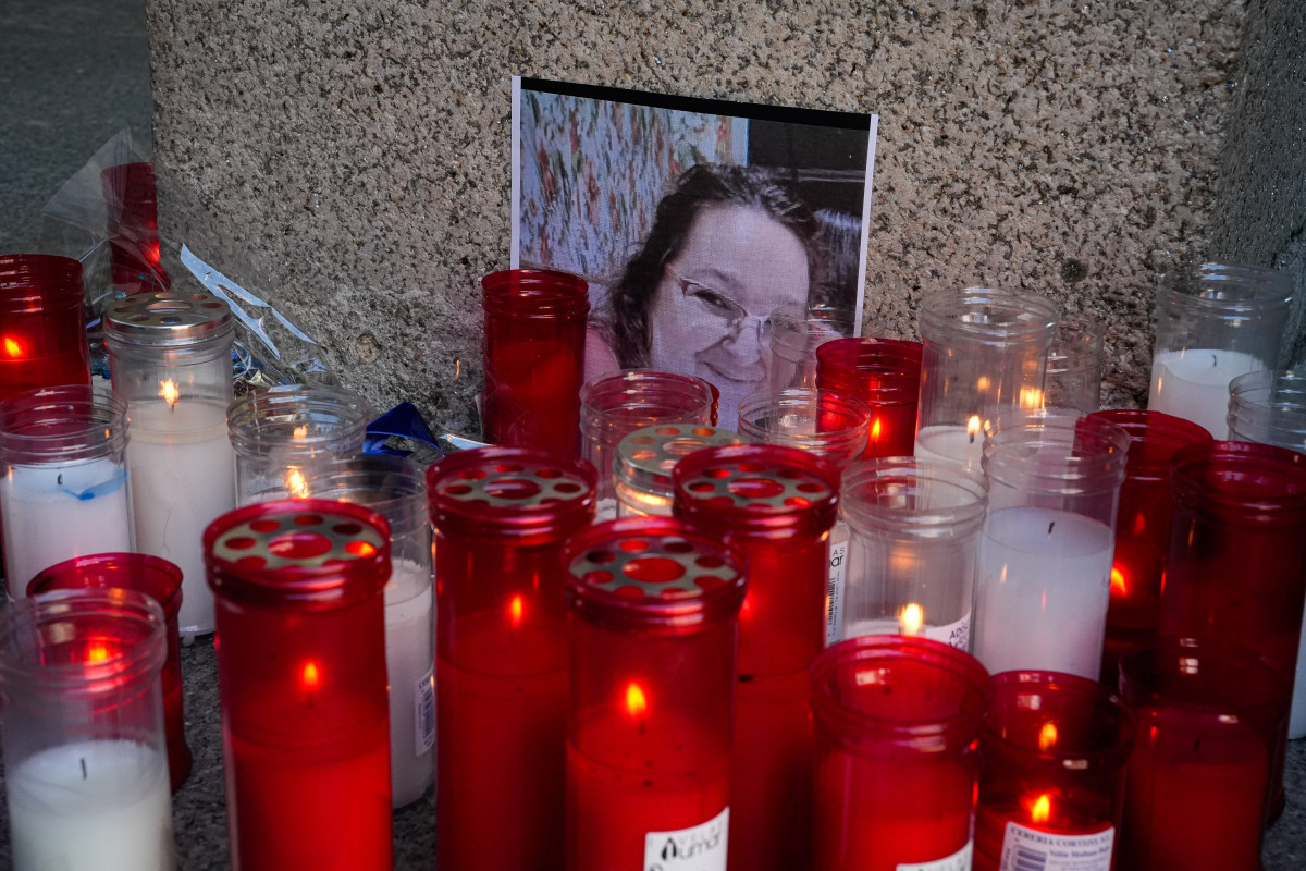 Velas junto a la foto de la fallecida durante una concentración ante el Ayuntamiento de O Porriño.