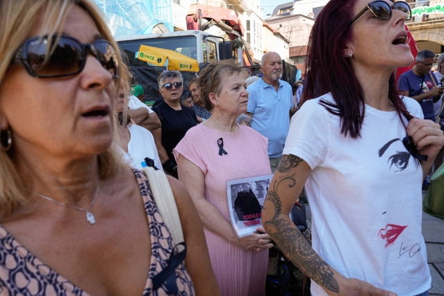 Varias personas durante una concentración ante el Ayuntamiento de O Porriño.