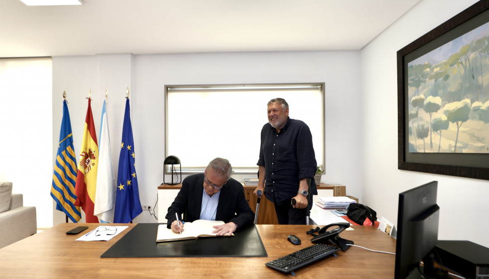 El conselleiro de Sanidade, Antonio Gómez Caamaño, y el alcalde de Sanxenxo (Pontevedra), Telmo Martín.