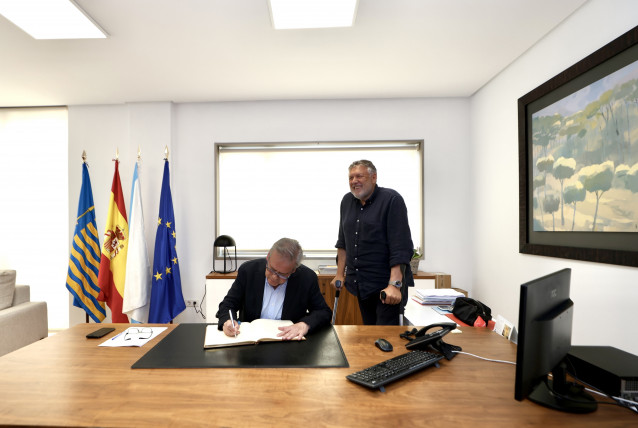 El conselleiro de Sanidade, Antonio Gómez Caamaño, y el alcalde de Sanxenxo (Pontevedra), Telmo Martín.