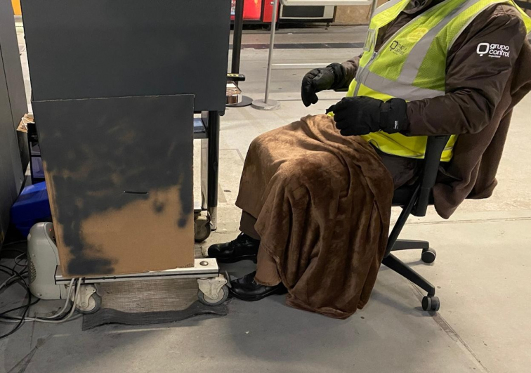 Condiciones extremas para vigilantes de seguridad: cartones contra el frío en invierno; sin agua en verano