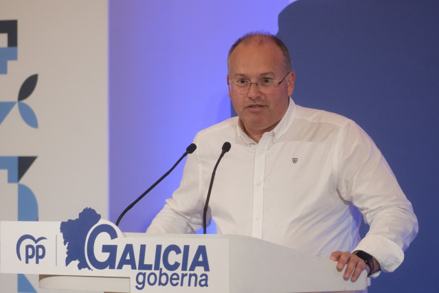 El secretario general del PP, Miguel Tellado, durante la reunión de la junta directiva del PP de Galicia, en el Hotel Eurostars San Lázaro, a 1 de agosto de 2025, en Santiago de Compostela, A Coruña, Galicia (España).