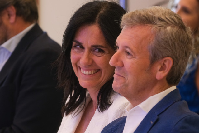 (I-D) La secretaria general del PP de Galicia, Paula Prado, y el presidente del PP de Galicia y presidente de la Xunta, Alfonso Rueda, durante la reunión de la junta directiva del PP de Galicia, en el Hotel Eurostars San Lázaro, a 1 de agosto de 2025, en