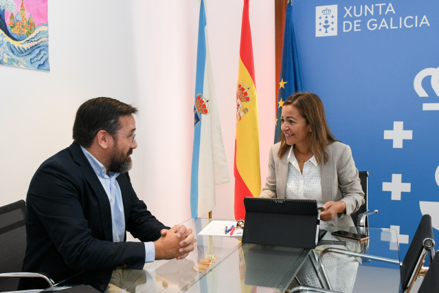 La conselleira do Mar, Marta Villaverde, reunida con el secretario xeral del Consello Regulador da Denominación de Orixe Protexida (DOP) Mexillón de Galicia, Joaquín Garrido.