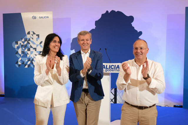 (I-D) La secretaria general del PP de Galicia, Paula Prado; el presidente del PP de Galicia y presidente de la Xunta, Alfonso Rueda, y el secretario general del PP, Miguel Tellado, durante la reunión de la junta directiva del PP de Galicia, en el Hotel Eu