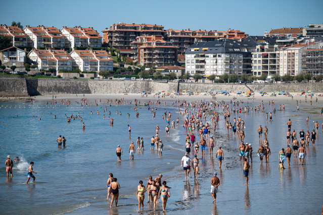 Archivo - Decenas de personas en la playa Silgar, en Sanxenxo.