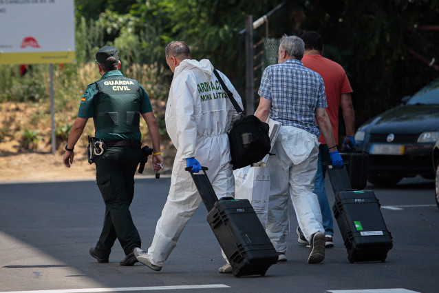 Varios agentes de la Guardia Civil trabajan en el lugar del suceso, a 1 de agosto de 2025, en O Porriño, Pontevedra, Galicia (España).