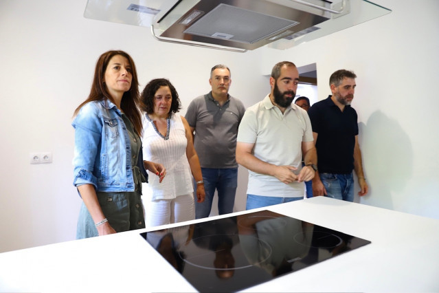 La conselleira de Vivenda, María Martínez Allegue, en su visita a las viviendas rehabilitadas en Rianxo, a 2 de agosto de 2025.