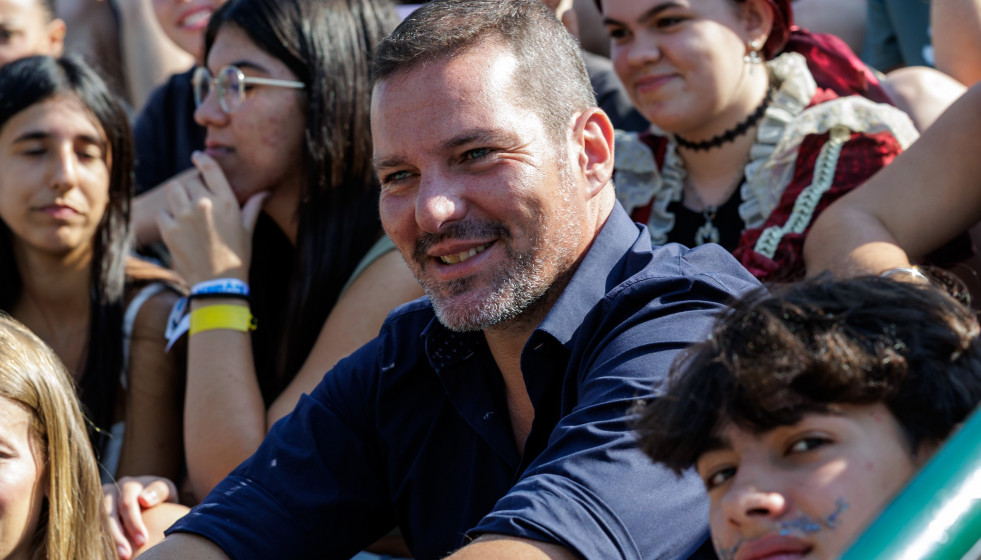 El conselleiro de Cultura, Lingua e Xuventude, José López Campos, acompañado por la directora xeral de Xuventude, Lara Meneses, visita el campamento 'Creativo artístico', a 2 de agosto de 2025.