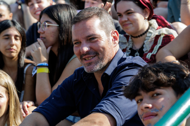 El conselleiro de Cultura, Lingua e Xuventude, José López Campos, acompañado por la directora xeral de Xuventude, Lara Meneses, visita el campamento 'Creativo artístico', a 2 de agosto de 2025.