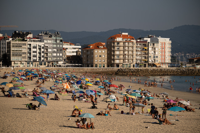 Archivo - Bañistas en la playa, a 8 de octubre de 2023, en Pontevedra, Galicia (España).