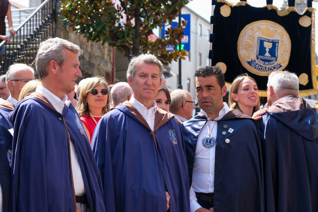 El presidente del Partido Popular, Alberto Núñez Feijóo (2i), y el presidente de la Xunta, Alfonso Rueda (1i), durante la Feria del Albariño de Cambados 2025, a 3 de agosto de 2025 en Cambados, Pontevedra, Galicia (España).