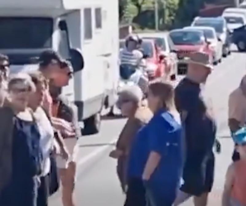 Cruzando paso de cebra en O Hu00edo ante avalancha de turistas