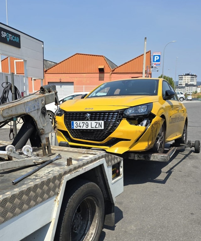 Traslado del vehículo oficial del Ayuntamiento de Ourense en la grúa tras una colisión