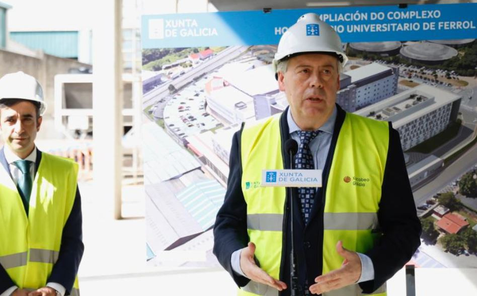 El conselleiro de Sanidade en la presentaciu00f3n de obras el Hospital Arquitecto Marcide de Ferrol en abril
