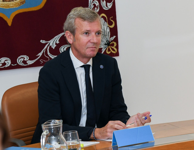 El titular del Gobierno gallego, Alfonso Rueda, preside la reunión del Consello de la Xunta.