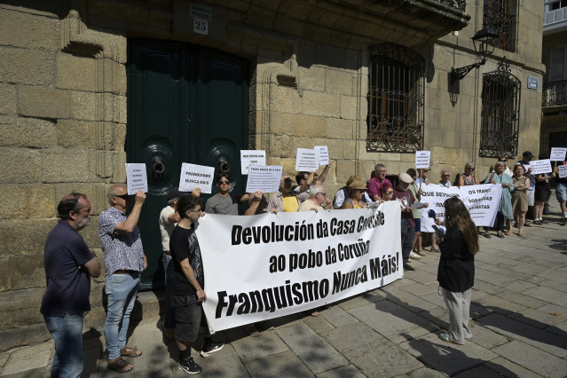 Concentración ante la Casa Cornide en A Coruña para exigir a los Franco la devolución del inmueble