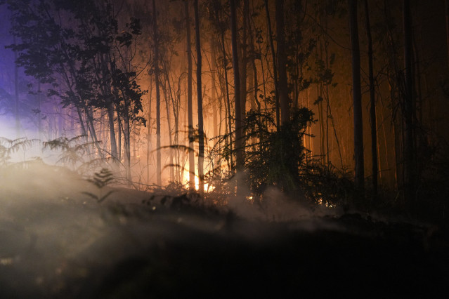 Fuego en la zona de Fuente de Faro de Brantuas, en Ponteceso.