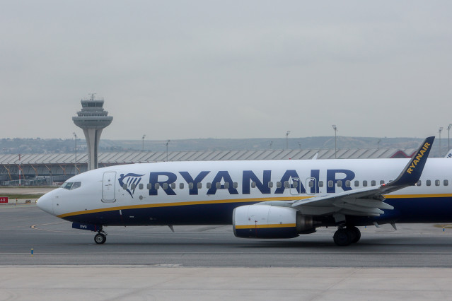 Archivo - Un avión de la aerolínea Ryanair en el aeropuerto Adolfo Suárez Madrid-Barajas, a 2 de enero de 2024, en Madrid (España). UGT ha convocado una huelga de los trabajadores de las torres de control de plataforma del aeropuerto Adolfo Suárez Madrid-