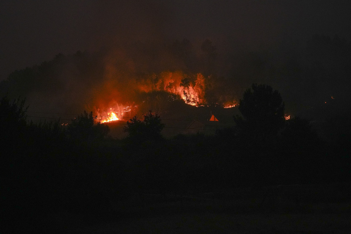 Vista del incendio, a 30 de julio de 2025, en A Cañiza, Pontevedra, Galicia (España). El municipio pontevedrés registra dos incendios simultáneos, que se han iniciado en la tarde de este miércole