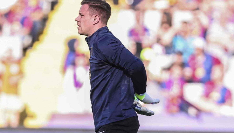Marc Andre ter Stegen del FC Barcelona se calienta durante la liga española, La Liga EA Sports, partido de fútbol jugado entre el FC Barcelona y el Villarreal CF en el Estadi Olimpic Lluis Company