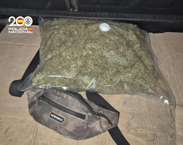 Bolsa de marihuana intervenida por la Policía Nacional en el barrio de O Pino en Ourense