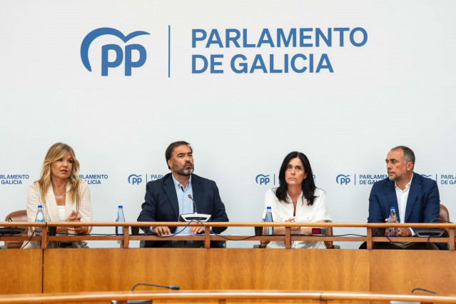 Los portavoces parlamentarios del PPdeG en el Parlamento, Cristina Sanz, Alberto Pazos Couñago, Paula Prado y Julio García Comesaña, en rueda de prensa en la Cámara gallega.