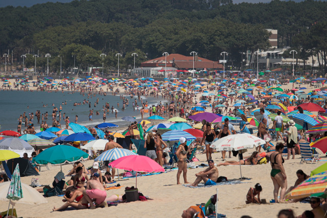 Decenas de bañistas en la playa, a 5 de agosto de 2025, en Vigo, Pontevedra, Galicia (España). La Agencia Estatal de Meteorología (Aemet) ha activado avisos naranjas y amarillos en más de 30 provincias por temperaturas extremas durante el inicio de la can