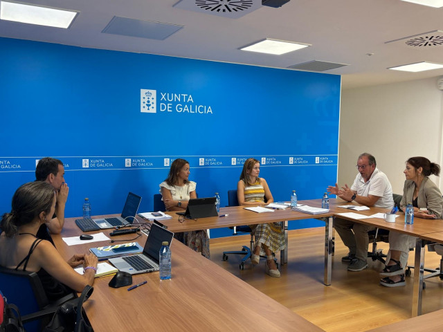 La conselleira do Mar, Marta Villaverde, con el equipo responsable de la coordinación del Programa de Ciencias Mariñas de Galicia