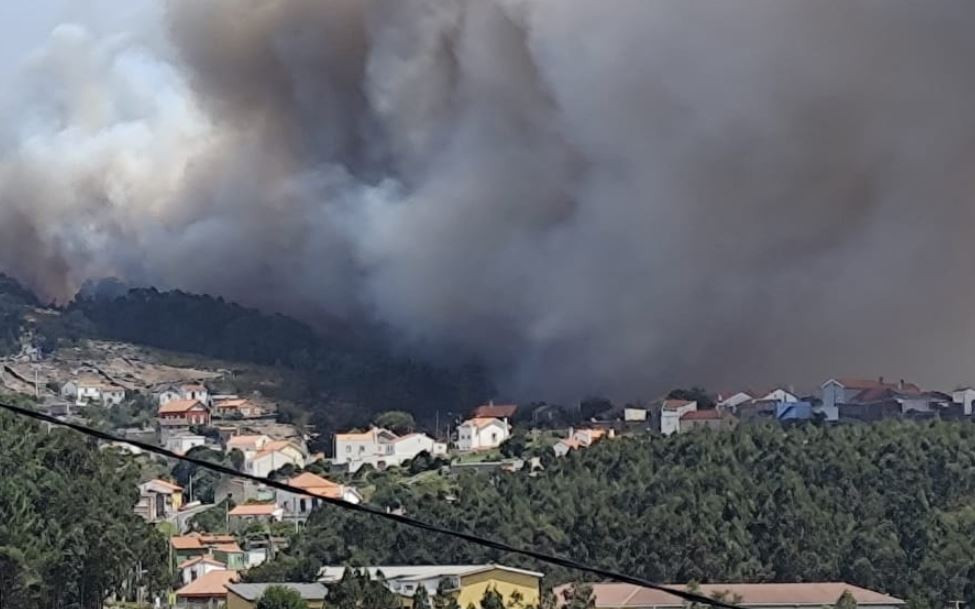El fuego acercu00e1ndose a Corme, Ponteceso en una foto de