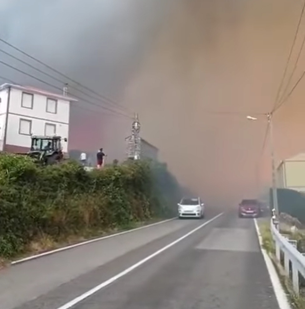 Las llamas y el humo cortando la carretera comarcal en Aldea de Corme Ponteceso