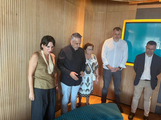 La conselleira de Economía e Industria, María Jesús Lorenzana, visita el polígono industrial de Merelles, en Ordes (A Coruña).