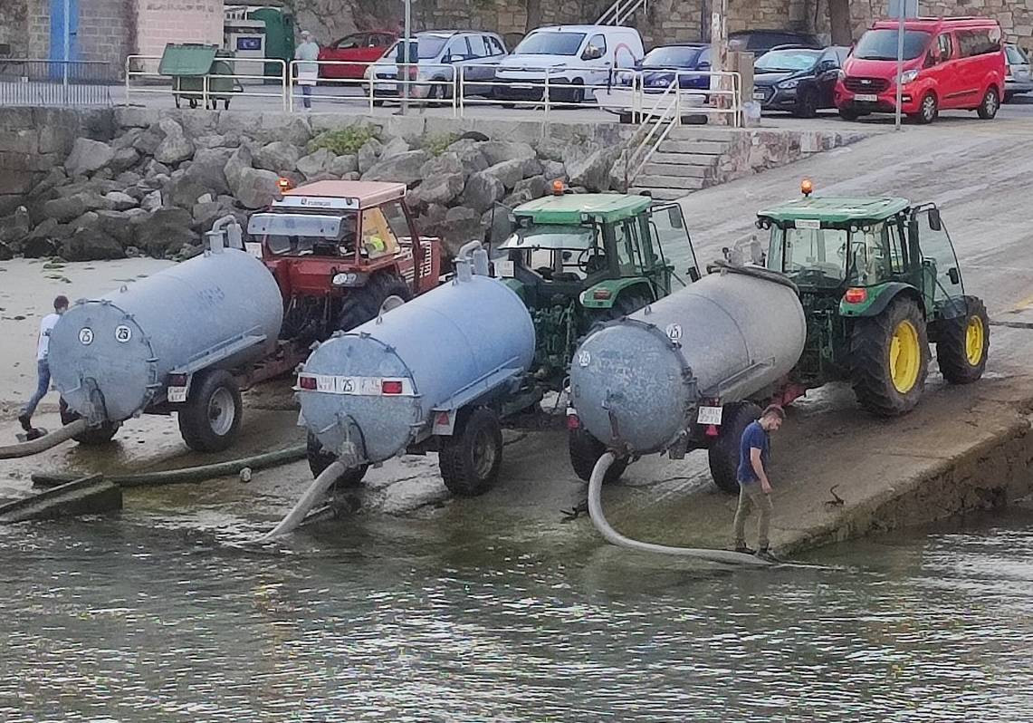 Cisternas recogiendo agua para apagar el incendio de Corme Aldea en Ponteceso en una foto publicada por Mel Campo en X