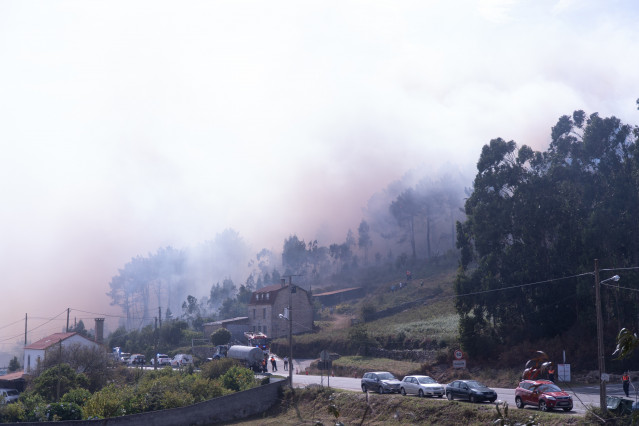 Vista del humo, a 5 de agosto de 2025, en Ponteceso, A Coruña, Galicia (España). Un nuevo incendio en el municipio coruñés de Ponteceso ha obligado este martes a desalojar a vecinos de la parroquia de Corme Aldea. Fuentes de la Consellería do Medio Rural