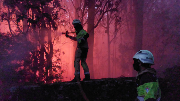 El incendio de Ponteceso mantiene desalojadas para viviendas y hay nuevos fuegos en Fonsagrada, Vilardevós y Mondariz