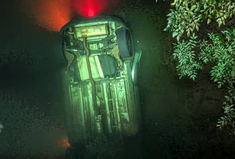 Coche cae al río Coroño provocando la muerte de un conductor en Boiro