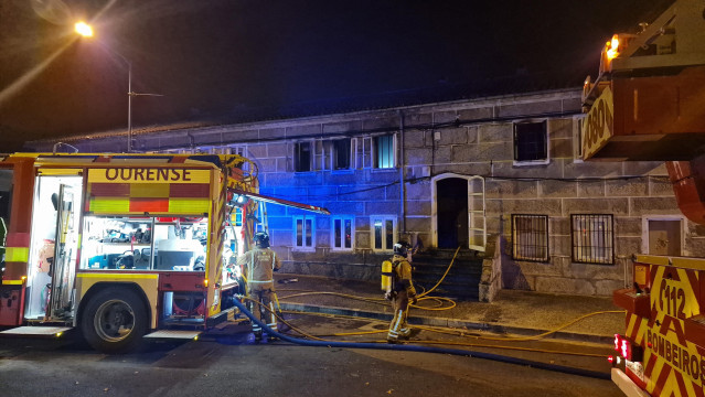 Bomberos acuden a un incendio en una vivienda precintada en el barrio ourensano de Covadonga