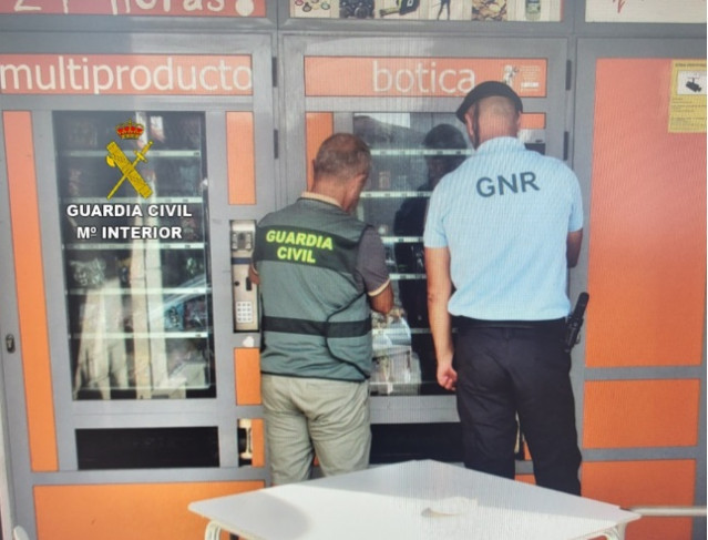 Agentes de la Guardia Civil revisando una máquina expendedora, a 6 de agosto de 2025.