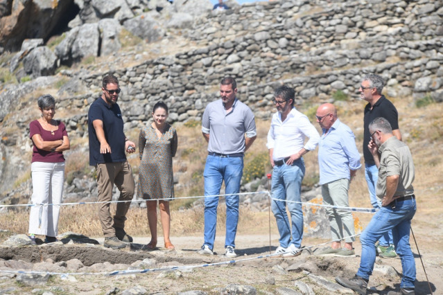 El conselleiro de Cultura, Lingua e Xuventude, José López Campos, en el castro de Baroña