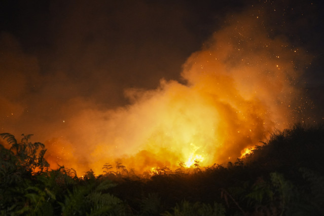 Vista del fuego en Ponteceso, A Coruña