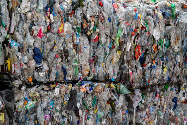 Archivo - Residuos de la planta de reciclaje en cuyo exterior se produjo el incendio, a 28 de abril de 2023, en Colmenar Viejo (Madrid). El incendio que se desató en la noche de este jueves 27 de abril en el exterior de una planta de reciclaje, en el muni