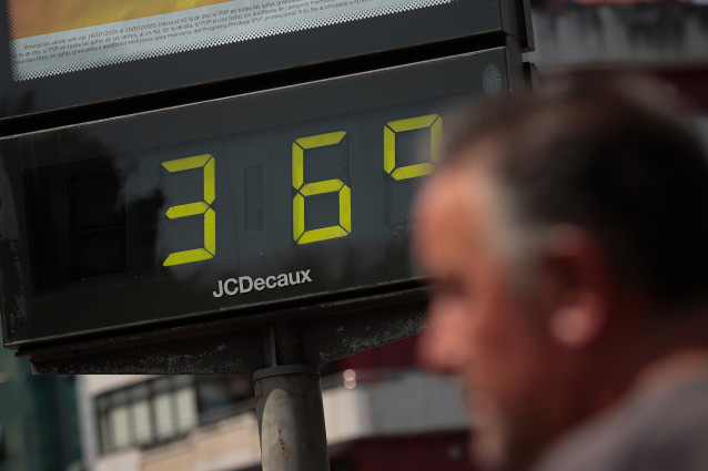 Untermómetro marca la temperatura en la calle, a 5 de agosto de 2025, en Vigo, Pontevedra, Galicia (España). La Agencia Estatal de Meteorología (Aemet) ha activado avisos naranjas y amarillos en más de 30 provincias por temperaturas extremas durante el in