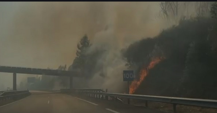 Confinados por las llamas  del incendio de As Neves cerca de la autovía A52