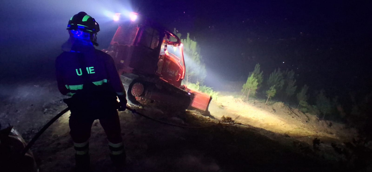 La UME haciendo un cortafuegos esta noche en Salceda