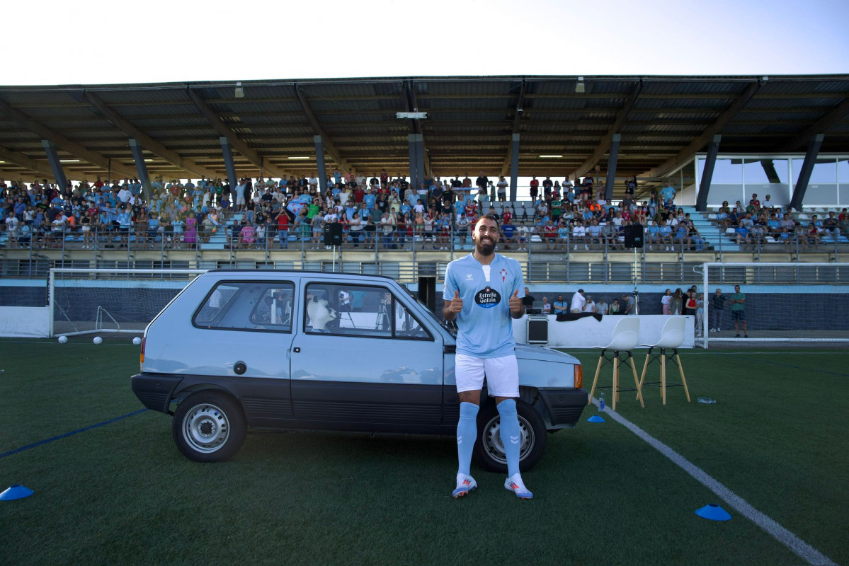 Borja Iglesias en su anterior presentaciu00f3n como jugador del Celta