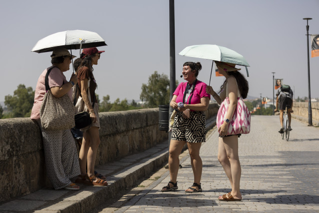 Varias personas caminan por la calle, a 5 de agosto de 2025, en Mérida, Badajoz, Extremadura (España).