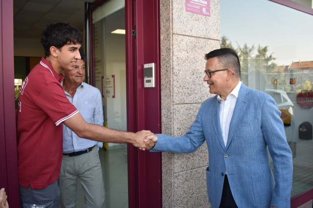 El conselleiro de Empleo, Comercio y Emigración, José González, saluda a Lucas Gómez Muñoz, estudiante beneficiario del programa 'Primera Experiencia Profesional' en su visita a la empresa ourensana Di-seys