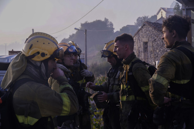 Varios bomberos, a 5 de agosto de 2025, en Ponteceso, A Coruña, Galicia (España).