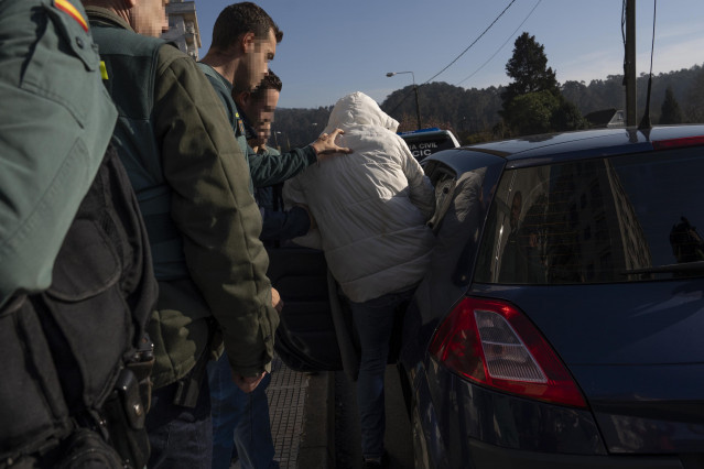 Archivo - Agentes de la Guardia Civil llevan al presunto asesino del joven Soufian.