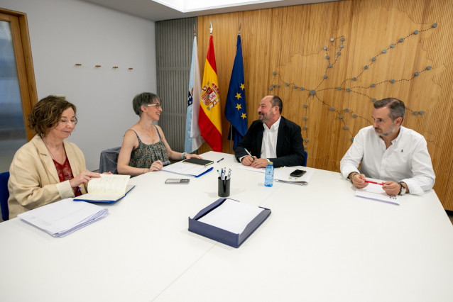 La directora xeral de Desenvolvemento Pesqueiro, Ángeles Suárez, y el director de Turismo de Galicia, Xosé Merelles,  mantienen una reunión